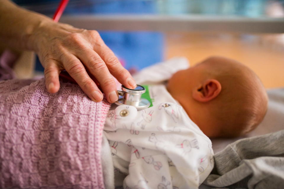 La pequeña fue dejada en el hospital por una mujer que dijo ser su tía y, dos días más tarde, otra hizo lo mismo. (Foto: Getty Images)