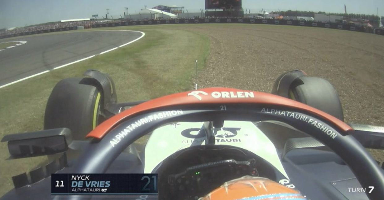 Nyck de Vries with a spin in first practice at Silverstone (F1)