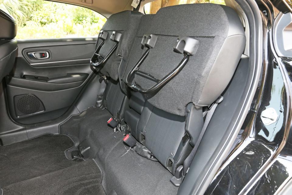 後座獨有的Ultra Seat多功能變化設計，在座墊上掀之後，能輕鬆擺放如盆栽、電視螢幕等較高的運送物品。
