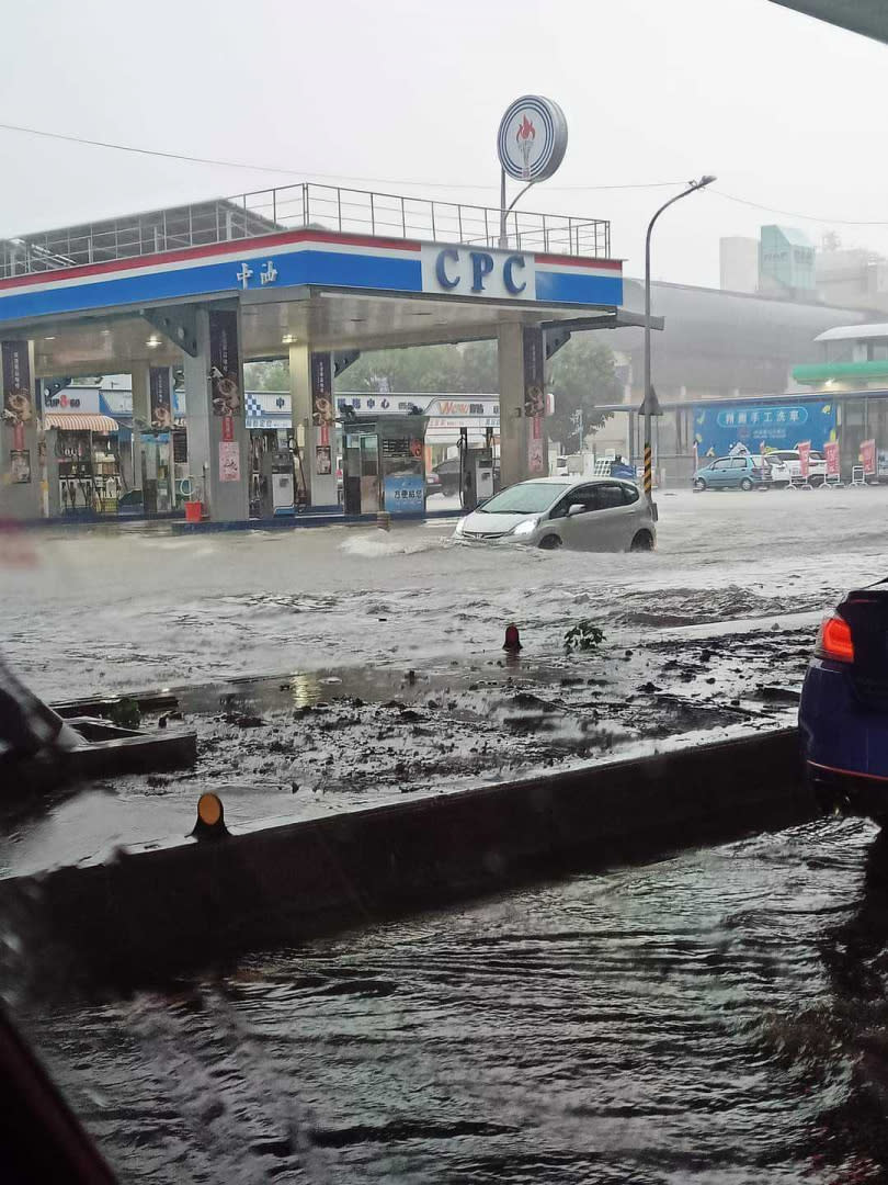 機捷A8長庚醫院站附近瞬間積水，水面逼近輪胎高度。（圖／讀者提供）