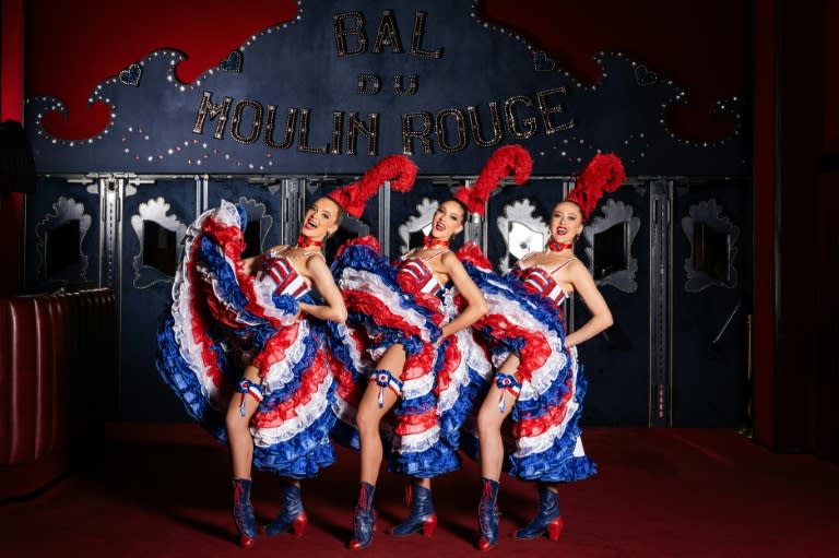 Las bailarinas Fanny, Keira y Alana, en orden desde la izquierda, posan en el cabaret "Le Moulin Rouge" de París el 13 de marzo de 2024 (MIGUEL MEDINA)