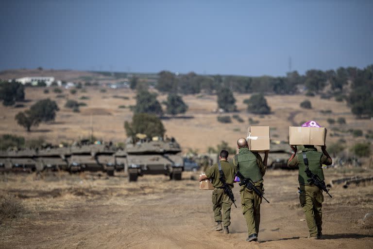 Los soldados israelíes transportan suministros cerca de la frontera con Líbano el martes 10 de octubre de 2023. 