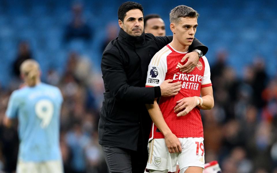 Mikel Arteta hugs Leandro Trossard