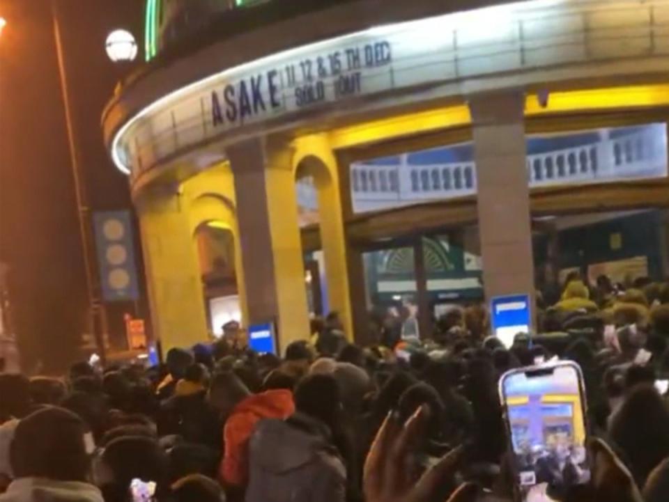 Enormes multitudes se acumularon fuera de la sede de Brixton el jueves por la noche (PA)