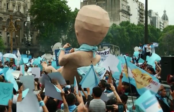 阿根廷民眾先前抗議政府徵稅遊行。（圖／截取自推特影片）