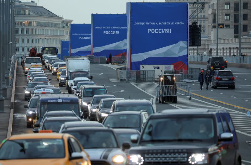 Atasco en un puente en el centro de Moscú, cerca de pancartas con el texto "Donetsk, Luhansk, Zaporiyia, jersón - ¡Rusia!"