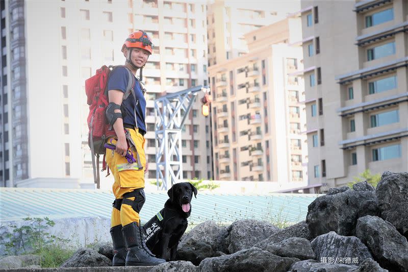 領犬員「巧克力」每日按表操課，曾出現在各大災難現場。（圖／宋德威提供）