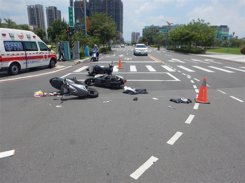 台中一輛休旅車行經進德路與復興東路口時，先是自撞分隔島，之後倒車時失控，在路口瘋狂轉圈，撞倒4名機車騎士。(圖／翻攝畫面)