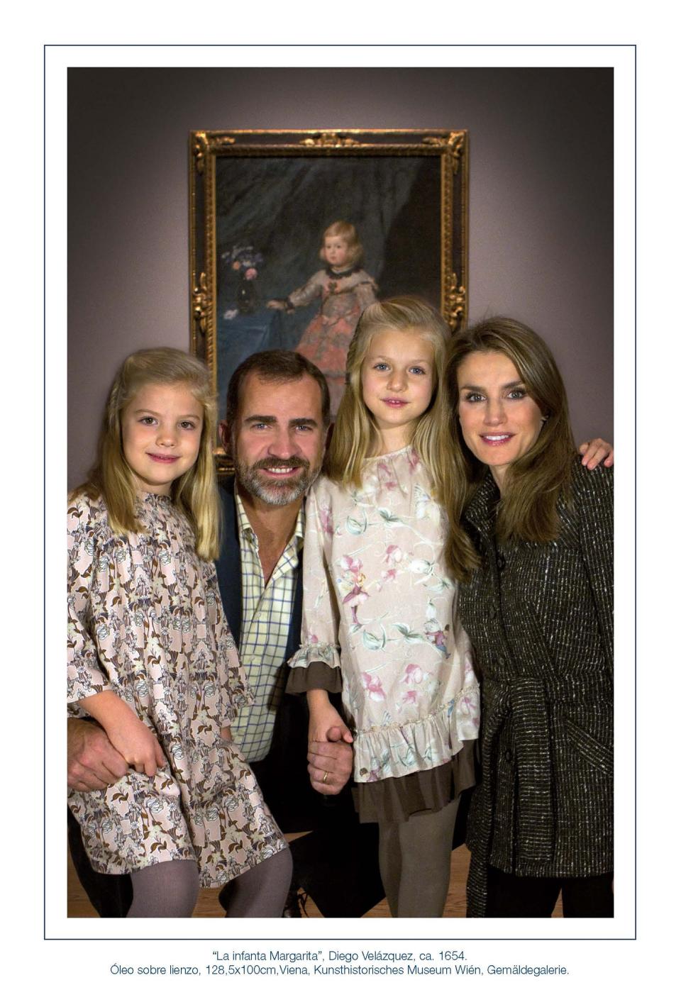 Aunque la Casa Real negó que hubiera Photoshop en la felicitación de 2013, lo cierto es que hay muchas cosas que no cuadran en la fotografía del Museo del Prado. Si Felipe VI está en cuclillas, ¿cómo puede estar a la misma altura que Letizia? ¿Y Leonor por qué es más alta que su madre si se supone que las dos están de pie? (Foto: Casa de S.M. el Rey via Getty Images)