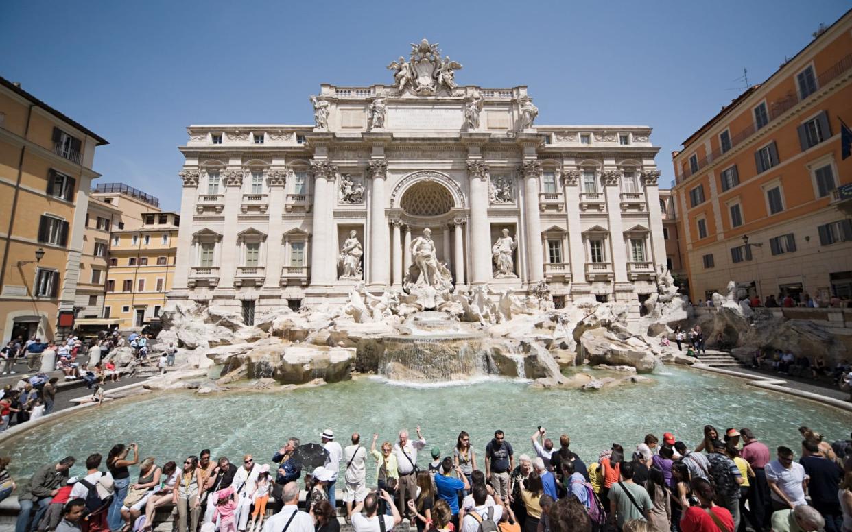 Tourists throw £1.3 million into the Trevi fountain each year - www.alamy.com