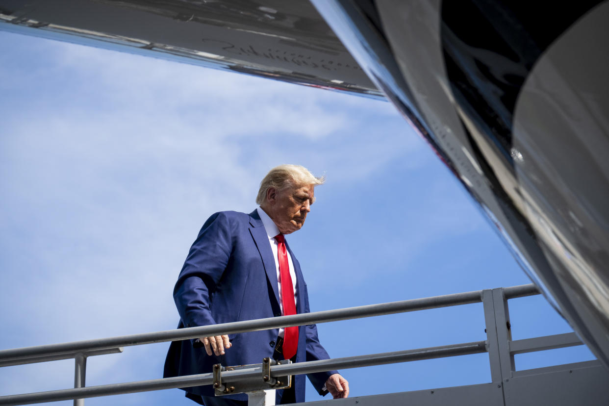 El expresidente Donald Trump sube a su avión en Miami, el 13 de junio de 2023. (Doug Mills/The New York Times)