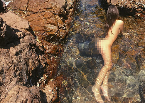 Emily Ratajkowski montre ses formes, toute nue, sur cette photo de vacances au Mexique