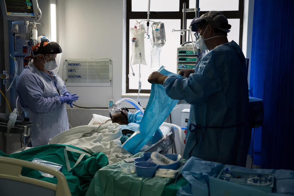 Trabajadores sanitarios con un paciente de COVID-19 en el Hospital Greenacres de Port Elizabeth, Sudáfrica, el 18 de noviembre de 2020. (Samantha Reinders/The New York Times)