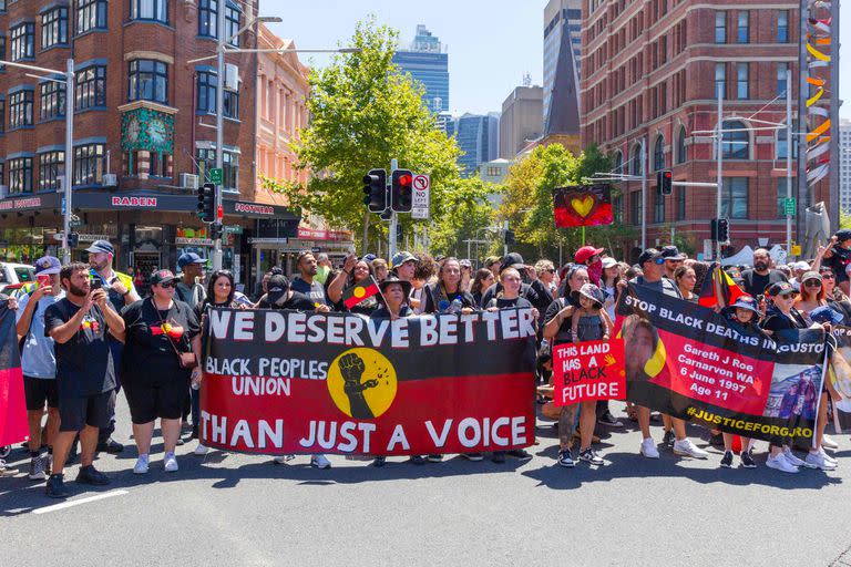 Miles de personas protestan por el ‘Día de la invasión’ durante el feriado del Día de Australia en Sidney, el 26 de enero de 2023