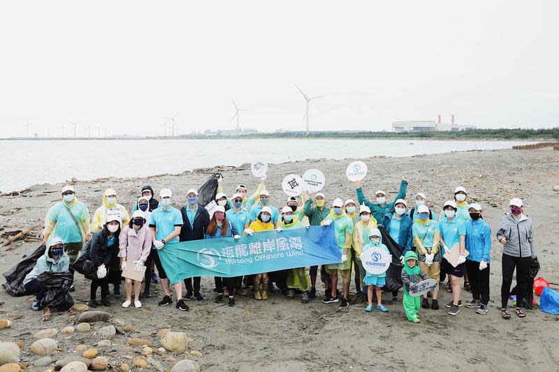 海龍離岸風電計畫團隊成員響應「台灣全國淨灘日」活動，認領彰化線西鄉肉粽角海岸，展開淨灘活動。（海龍離岸風電提供）