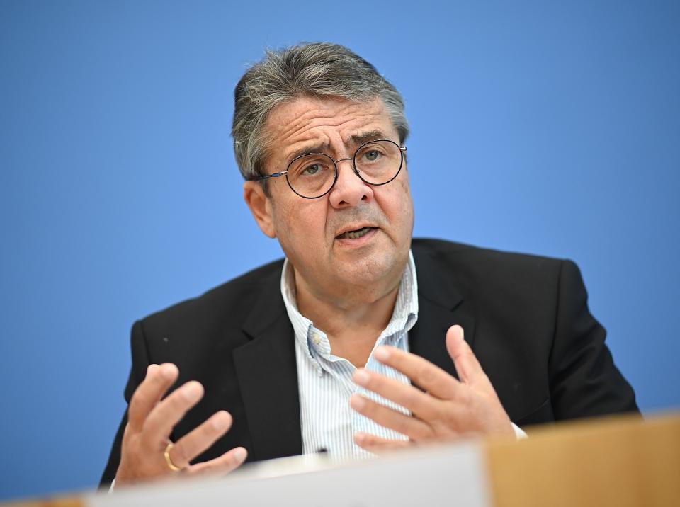 27 October 2020, Berlin: Sigmar Gabriel (SPD), chairman of Atlantik-Brücke e.V., talks about the situation in the USA before the presidential election. Photo: Britta Pedersen/dpa-Zentralbild/dpa (Photo by Britta Pedersen/picture alliance via Getty Images)