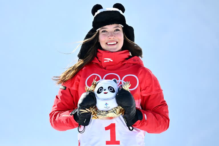 TOPSHOT - Gold medallist China's Gu Ailing Eileen poses on the podium during the venue ceremony after the freestyle skiing women's freeski halfpipe final run during the Beijing 2022 Winter Olympic Games at the Genting Snow Park H & S Stadium in Zhangjiakou on February 18, 2022. (Photo by Marco BERTORELLO / AFP)