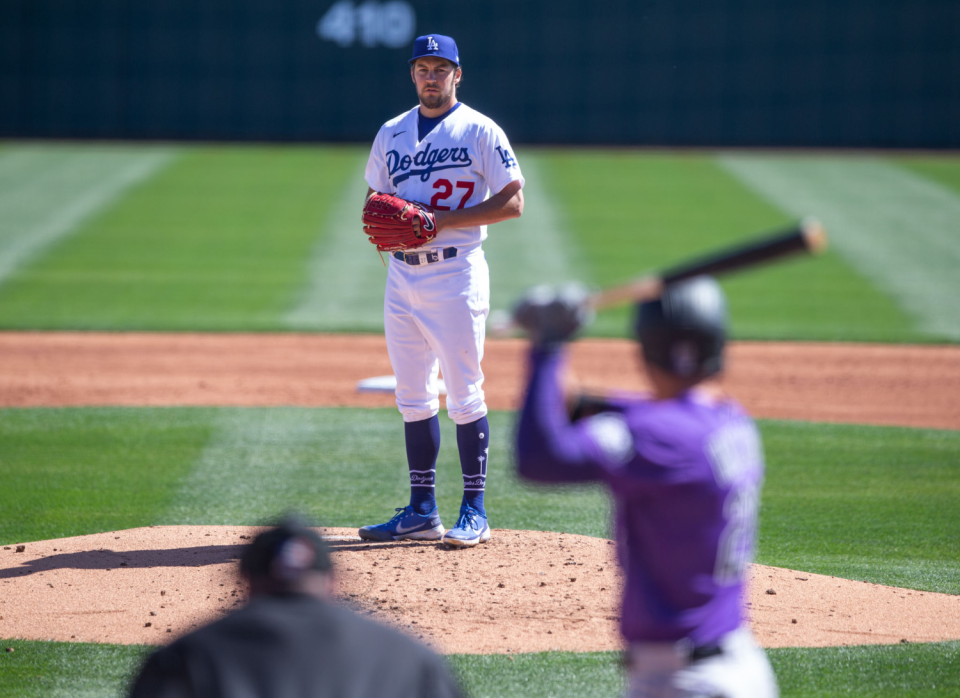 Trevor Bauer lanza para los Dodgers en un juego de entrenamiento de primavera contra los Colorado Rockies en marzo de 2021.