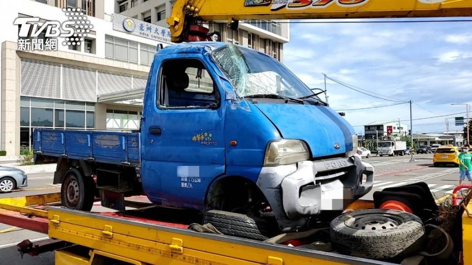 台74線霧峰路段，兩車相撞，貨車擋風玻璃、車窗碎裂。（圖／亞大醫院提供）