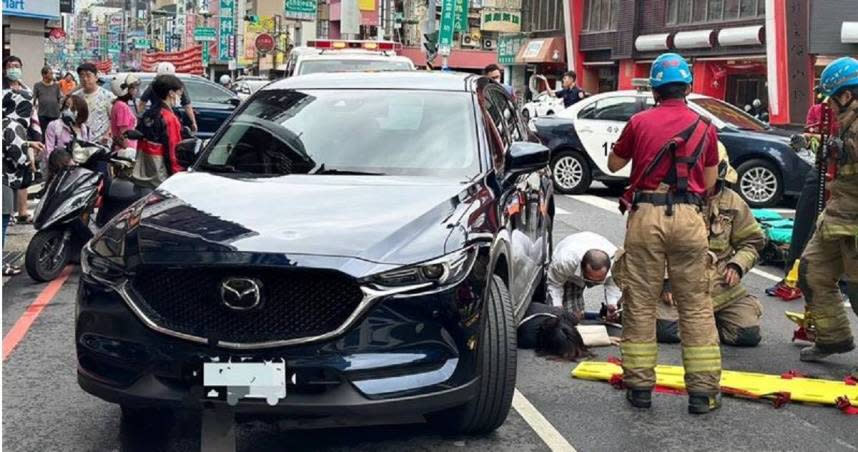 台南市北區成功路及忠義路路口，8日發生母女走斑馬線遭車輛撞輾的1死1重傷悲劇。（圖／翻攝畫面）
