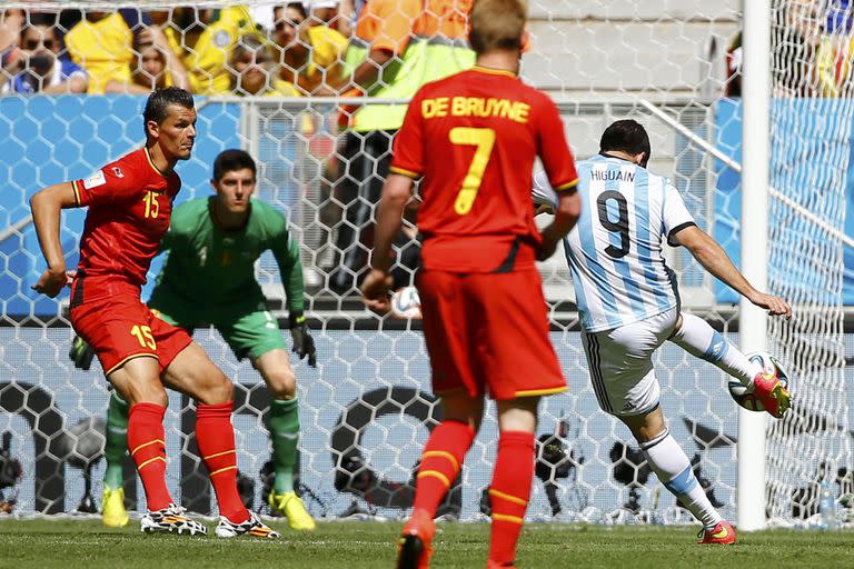 Gonzalo Higuaín convierte el gol ante Bélgica en Brasil 2014; Argentina quebraba un maleficio de 24 años y se metía en semifinales