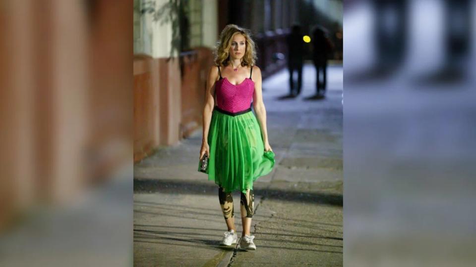 Sarah Jessica Parker, en el papel de Carrie Bradshaw, vuelve a casa con unos tenis prestados en un episodio de agosto de 2003 de 