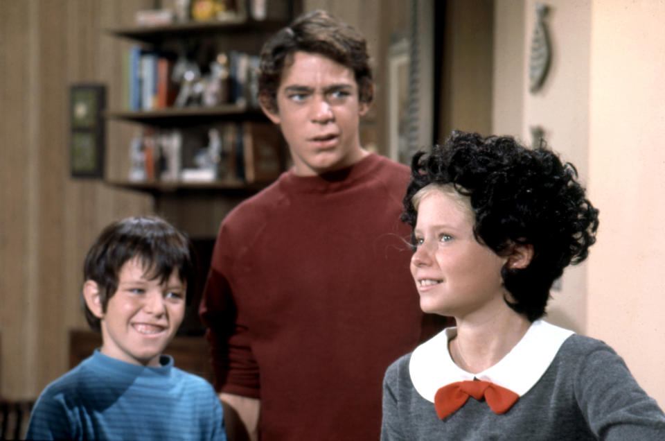  Mike Lookinland, Barry Williams, ans Eve Plumb in 'Will The Real Jan Brady Please Stand Up' (Everett Collection)