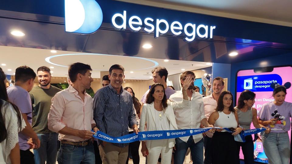 Colaboradores de Despegar, previo a cortar la cinta del nuevo local en Unicenter