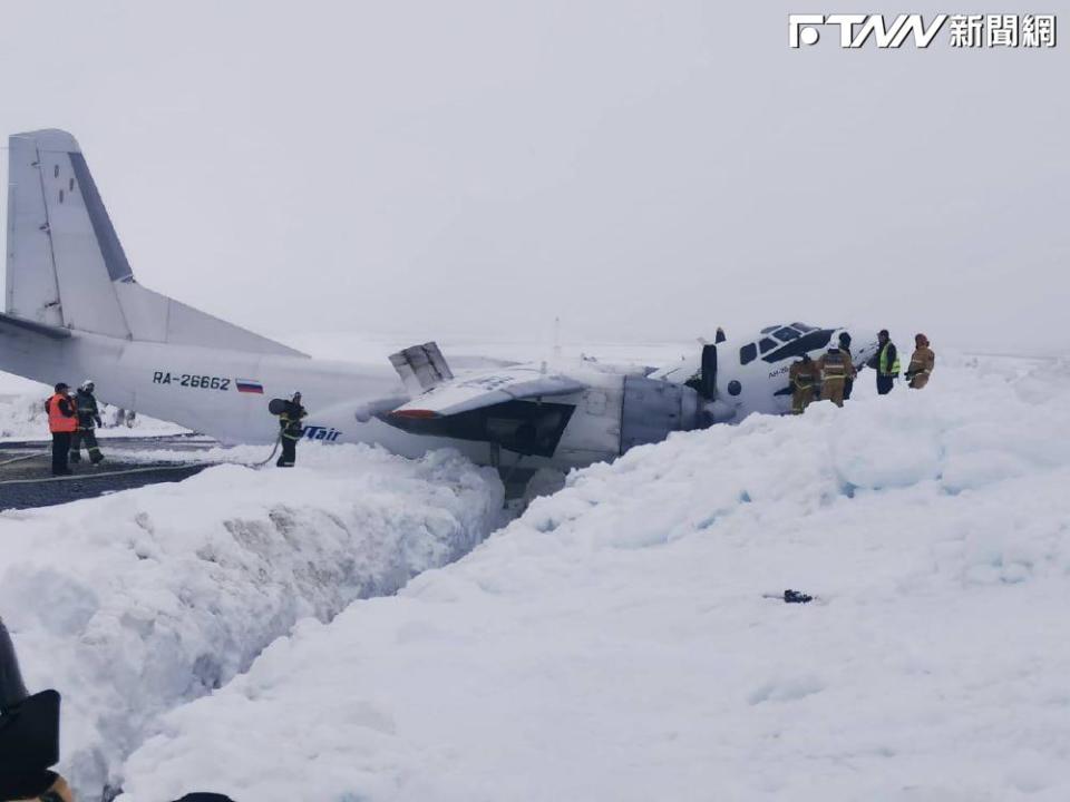 烏塔航空（UTair）An-26機因惡劣天候迫降，機身受損嚴重但無人罹難。（圖／翻攝自Ｘ）