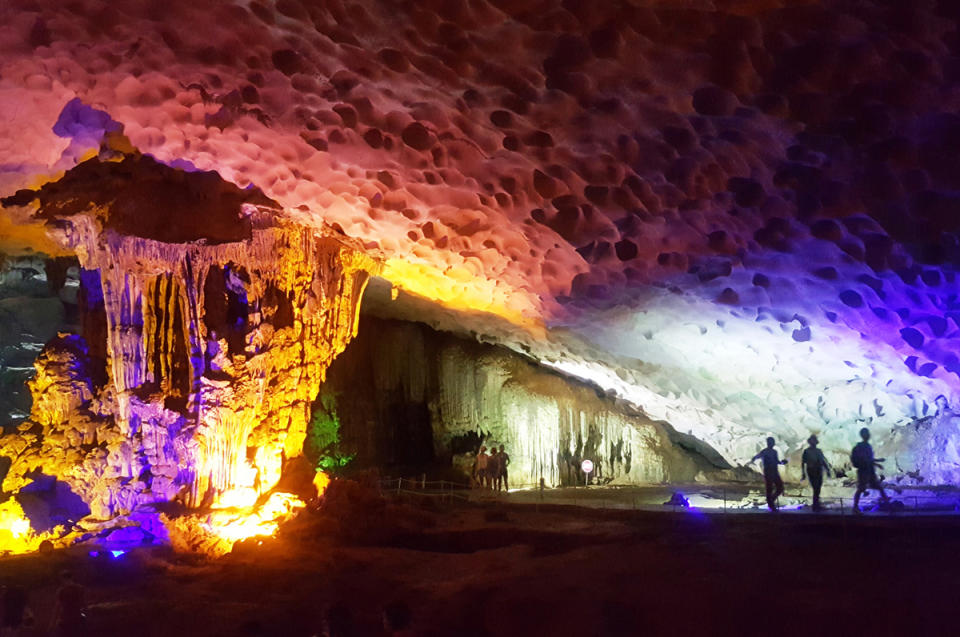 ▲走進驚訝洞，彷彿進入神祕色彩的異世界。(圖/鳳凰旅遊)