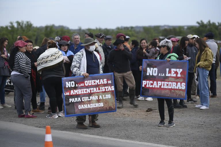 Protesta de productores e isleños contra la ley de humedales, en la ruta a Victoria, Entre Ríos