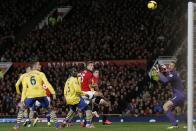 Manchester United's Robin van Persie (2nd R) scores past Arsenal's Wojciech Szczesny (R) during their English Premier League soccer match at Old Trafford in Manchester, northern England, November 10, 2013.