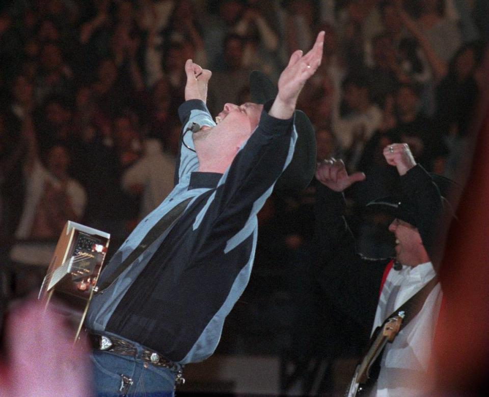 3/21/98 17A: GARTH BROOKS RESPONDS TO THE CHEERS OF THE CROWD DURING THE START OF HIS PERFORMANCE AT THE CHARLOTTE COLISEUM ON FRIDAY NIGHT [UNPUBLISHED NOTES:] (3/20/98.GARFIELD)SEE NOTE. Garth Brooks responds to the cheers of the crowd during thestart of his performance at the Charlotte Coliseum. GAYLE SHOMER/STAFF