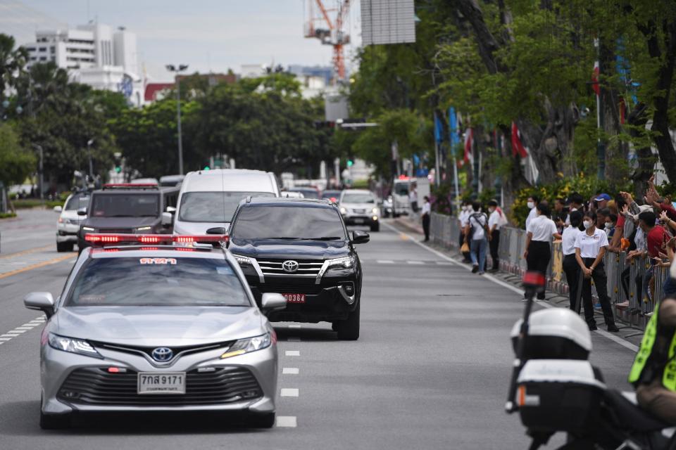 戒護泰國前總理戴克辛的車隊22日從機場開往最高法院。路透社