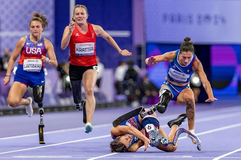 La caída de Ambra Sabatini que provocó también la pérdida del equilibrio de Monica Graziana Contrafatto . (Photo by Adrian DENNIS / OIS/IOC / AFP)