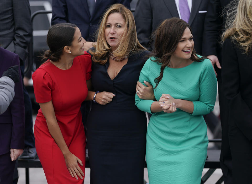 Alexandria Ocasio-Cortez (izq, en rojo) bromea con otras dos representantes electas, Debbie Mucarsel-Powel (centro) y Abby Finkenauer, durante una sesión de orientación en Washington el 14 de noviembre del 2018. (AP Photo/Pablo Martinez Monsivais)