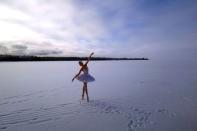 <p>La ballerine russe Ilmira Bagautdinova sur la glace du golfe de Finlande.</p>