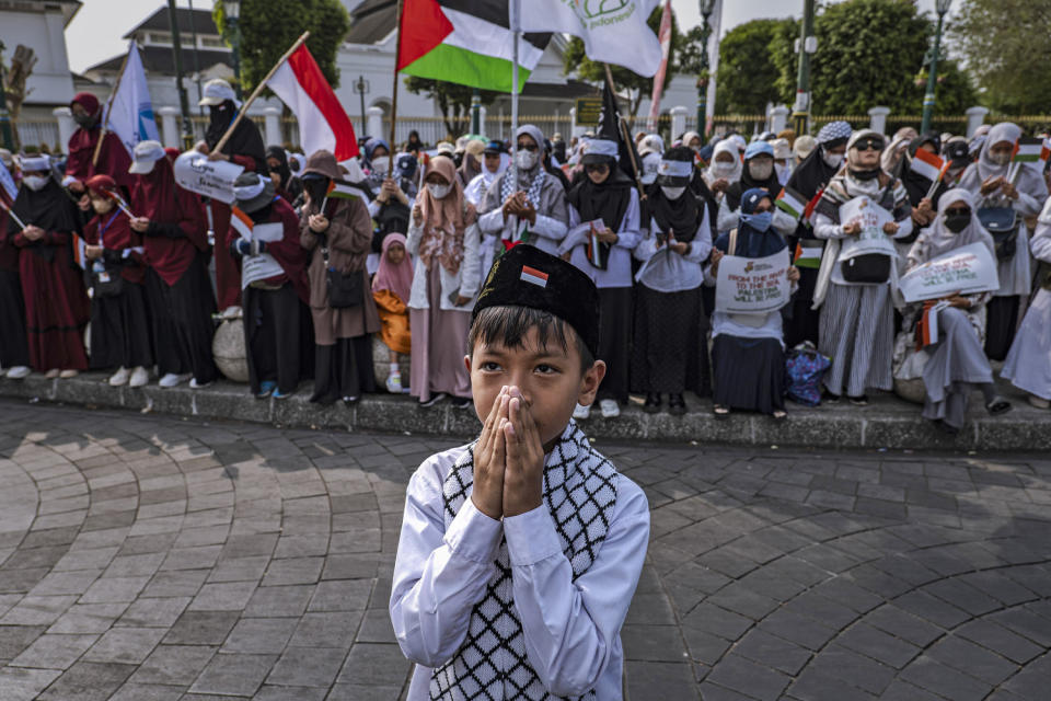 An Indonesian child prays at a rally in support of Palestinians after Friday prayers on Oct. 13, 2023 in Yogyakarta, Indonesia.  (Ulet Ifansasti / Getty Images)