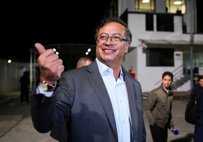 El candidato a la presidencia de Colombia por el izquierdista Pacto Histórico, Gustavo Petro, saluda a la llegada a un debate en un canal de televisión en Bogotá