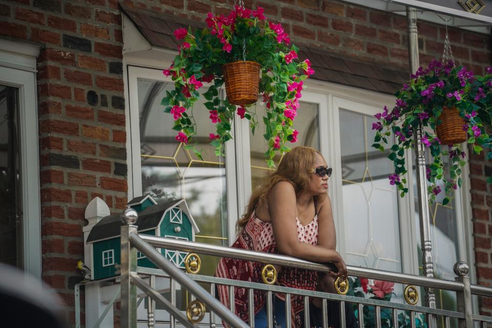 Rose Prophete regarde son quartier depuis le porche de sa maison de ville dans le quartier de Canarsie à Brooklyn, jeudi 28 juillet 2022, à New York. Prophete, une technicienne hospitalière qui a immigré d'Haïti en février 2000, se bat pour conserver sa maison suite à une action de saisie. "Je me battrai jusqu'à mon dernier souffle," a déclaré Prophete. (AP Photo/Bebeto Matthews)