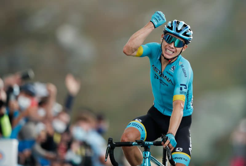 El corredor del Astana Pro Team Miguel Ángel López de Colombia cruza la línea de meta.