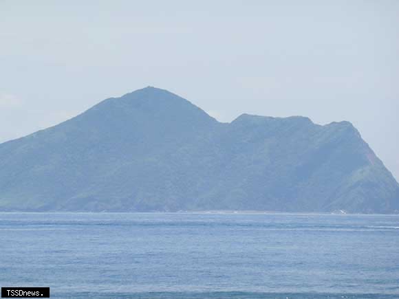 圖：因應梅花颱風來襲。宜蘭縣龜山島受到梅花颱風外圍環流影響，基於安全考量，宣布龜山島封島二天。（記者董秀雲攝）。