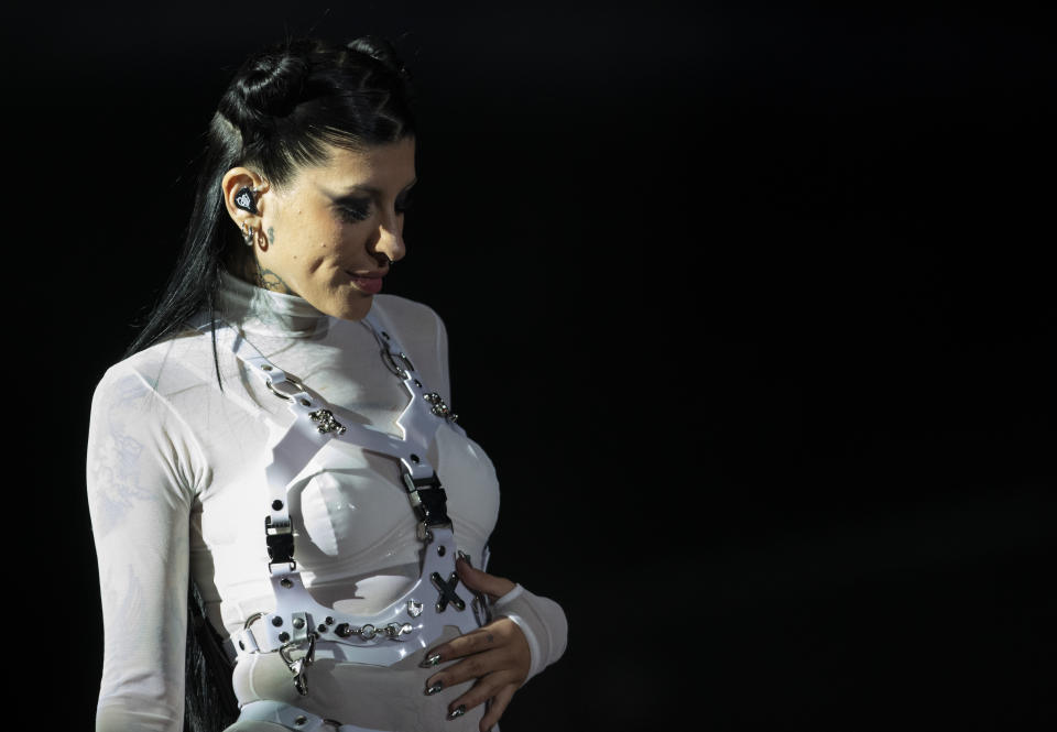 La cantante Cazzu durante su presentación en el festival Coca-Cola Flow Fest en la Ciudad de México el 26 de noviembre de 2022. (Foto AP/Alejandro Godínez)