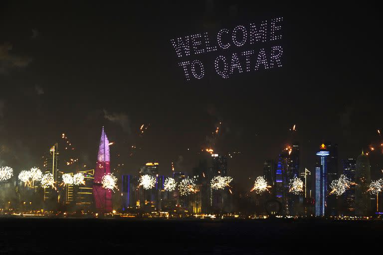 La bahía de Doha quedó iluminada el sábado por la noche con fuegos artificiales, luces y drones. Un anticipo de lo que se verá hoy (AP Photo/Jon Gambrell)