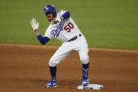 Mookie Betts, de los Dodgers de Los Ángeles, festeja luego de conectar un doble ante los Rays de Tampa Bay en el sexto juego de la Serie Mundial, el martes 27 de octubre de 2020, en Arlington, Texas (AP Foto/Eric Gay)