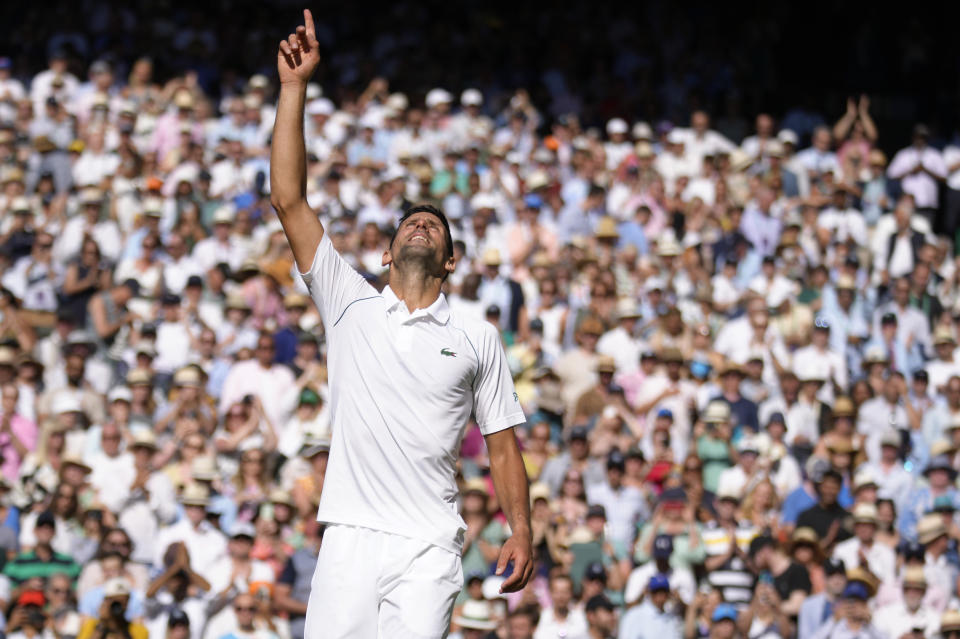 Novak Djokovic celebra tras derrotar a Nick Kyrgios en la final de Wimbledon , el domingo 10 de julio de 2022. (AP Foto/Kirsty Wigglesworth)