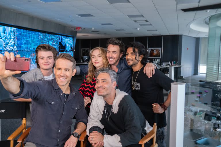 El elenco de Free Guy -Joe Keery, Ryan Reynolds, Jodie Comer, Taika Waititi y Utkarsh Ambudkar- junto con su director, Shawn Levy