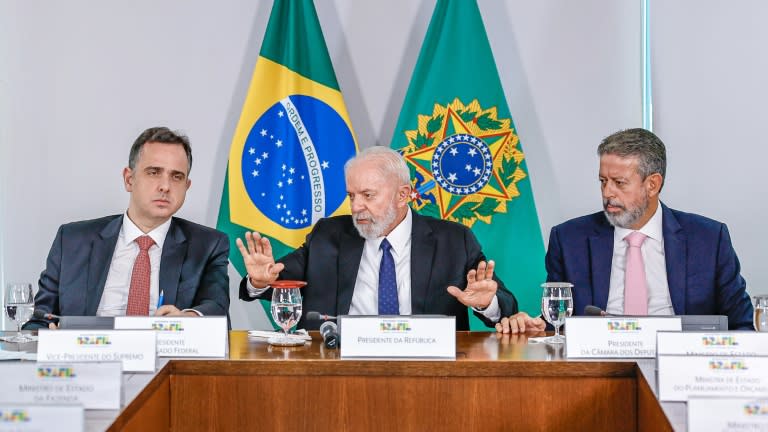 El presidente brasileño, Luiz Inacio Lula da Silva, flanqueado por los titulares del Senado, Rodrigo Pacheco (izq), y de la Cámara de Diputados, Arthur Lira (dcha), durarnte una reunión el 6 de mayo de 2024 en Brasilia (Ricardo Stuckert)