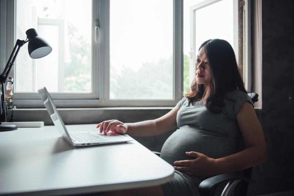 因同事懷孕，一名網友時常需承擔他的工作，讓他心生不滿。示意圖（東方IC）