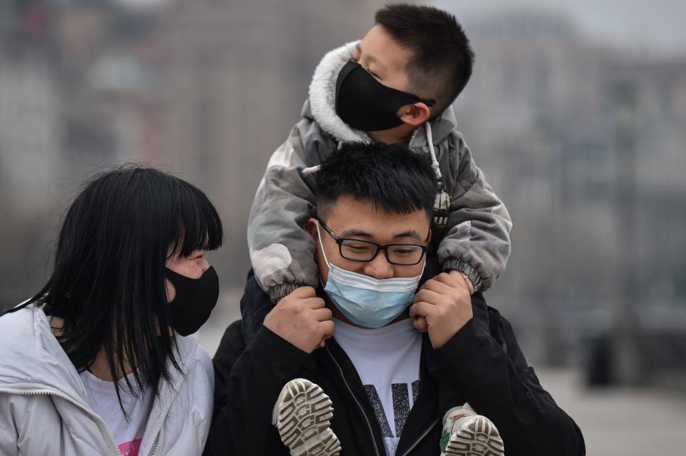 Varios estudios han concluido que en China son más los afectados varones por el coronavirus que mujeres. (Foto: HECTOR RETAMAL/AFP via Getty Images)